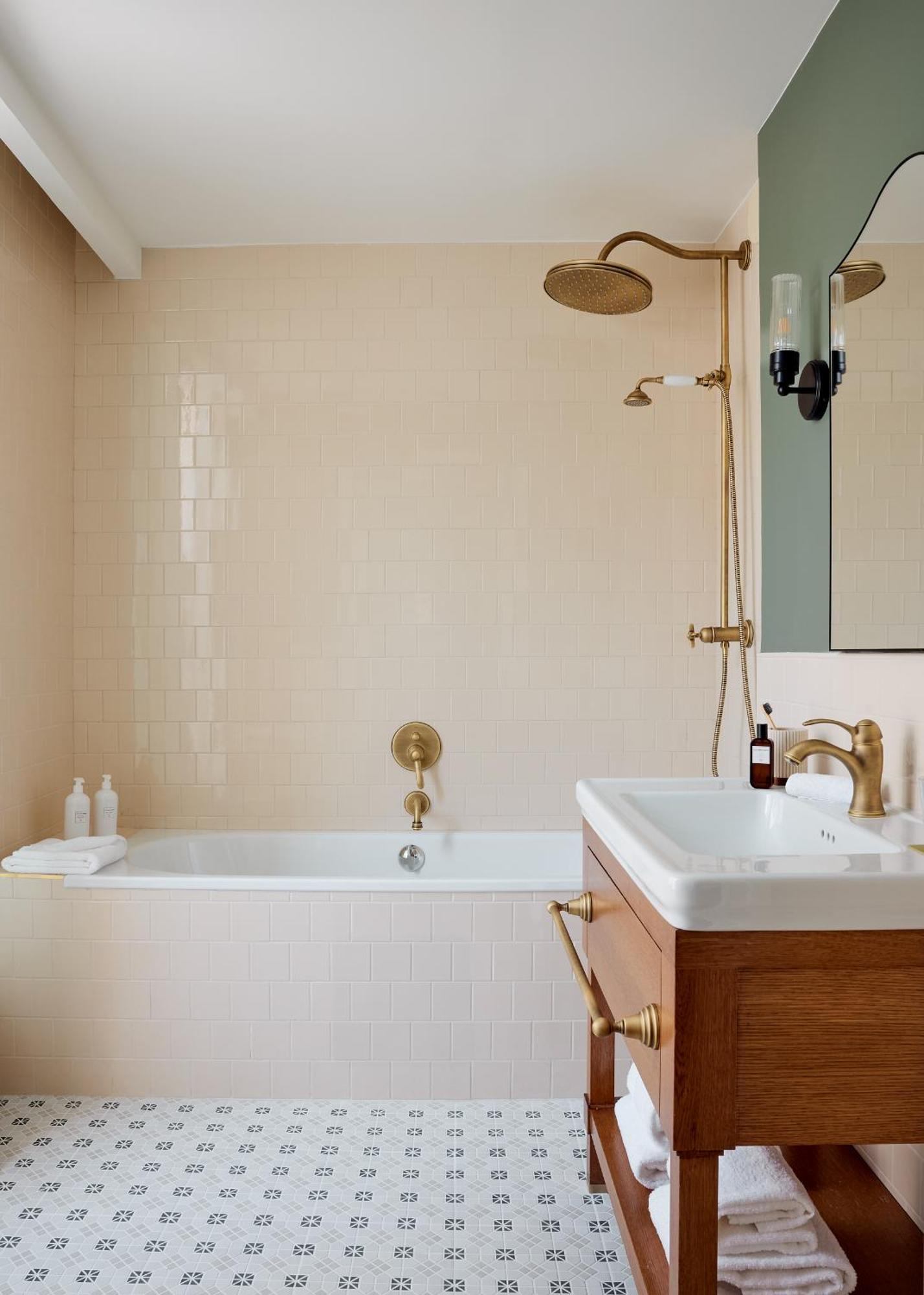 Noucha 4* Parigi